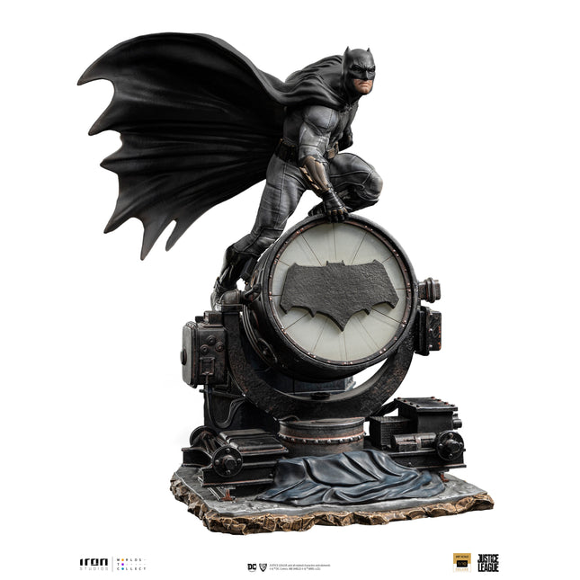 Justice League 1/10 Scale Figure Batman on Batsignal Deluxe