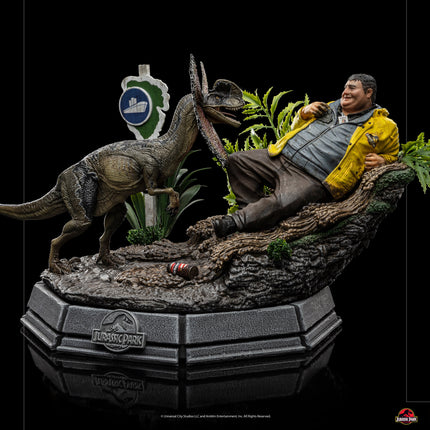 Jurassic Park - Dennis Nedry meets the Dilophosaurus 1/10 Scale Figure