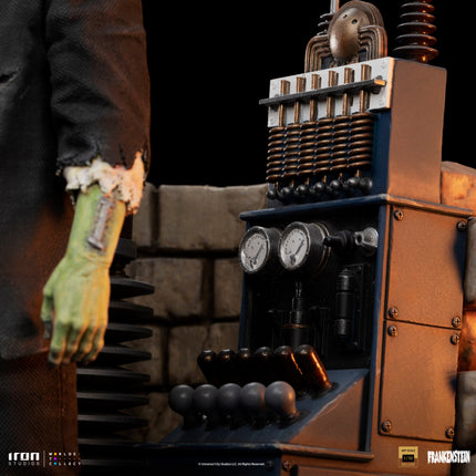 Universal Monsters: Frankenstein Monster Deluxe 1/10 Scale Figure