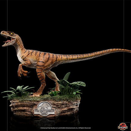 Jurassic World Fallen Kingdom 1/10 Scale Figure Deluxe Velociraptor